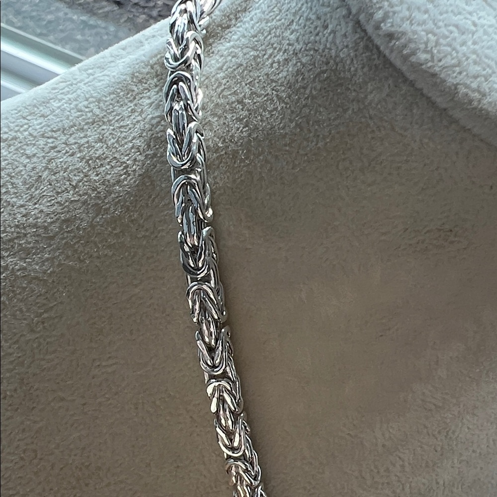 Elegant Sterling Silver Byzantine necklace. - Picture 2 of 5